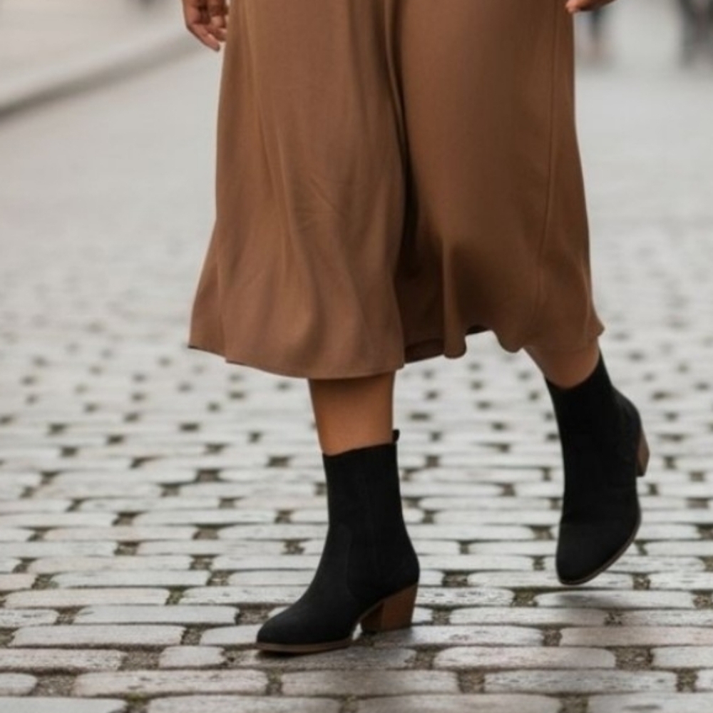 BLACK FAUX SUEDE BOOTIES